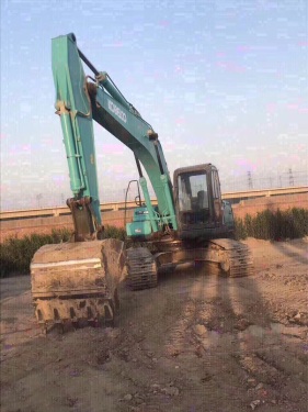 北京35万元出售神钢中挖SK210挖掘机