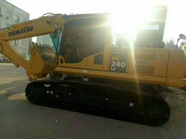江苏苏州市76万元出售小松中挖PC240挖掘机