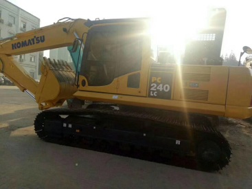 山东淄博市76万元出售小松中挖PC240挖掘机