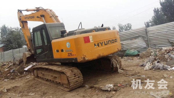 北京24万元出售现代中挖R225挖掘机