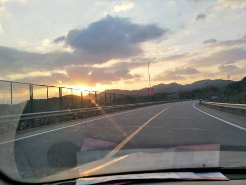 雨后的城市，天空布满云层……走着走着夕阳就染红了天边。