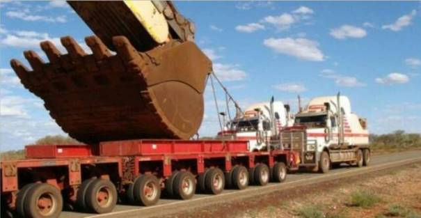 直击 重达674吨的巨型挖掘机整体运输经过，20名员工花了6