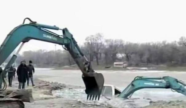 一台挖掘机掉入齐齐哈尔龙沙公园劳动湖被捞起>>现