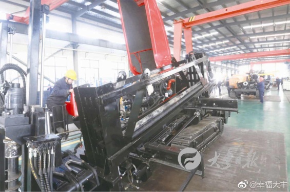 11月24日，江苏谷登工程机械装备有限公司装配车间内，工人在