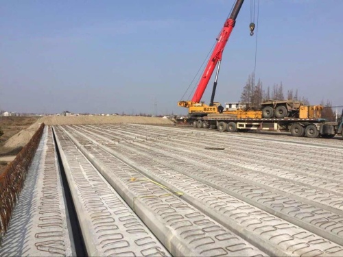 12月1日9时45分，海启项目部红阳河中桥预制板梁全部架设完