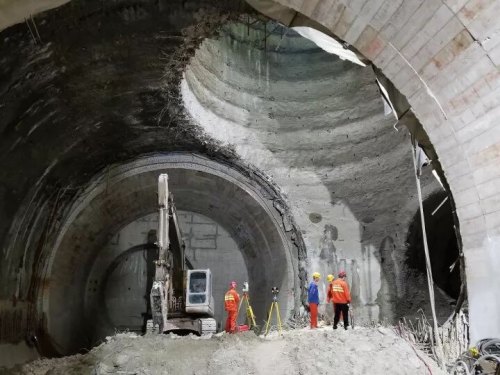 挖掘机在隧道里施工