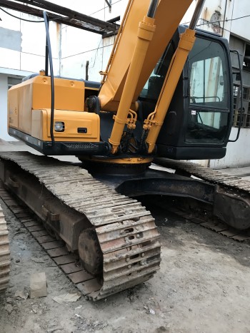 上海32万元出售现代中挖R225挖掘机