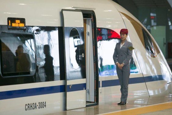 2017年12月6日上午8点，西安至成都高铁正式运行，两地的