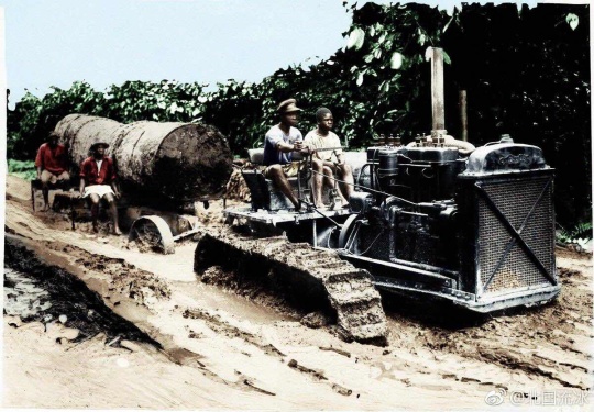  上个世纪非洲人民在驾驶卡特彼勒拖拉机运输。如今非洲的路况真