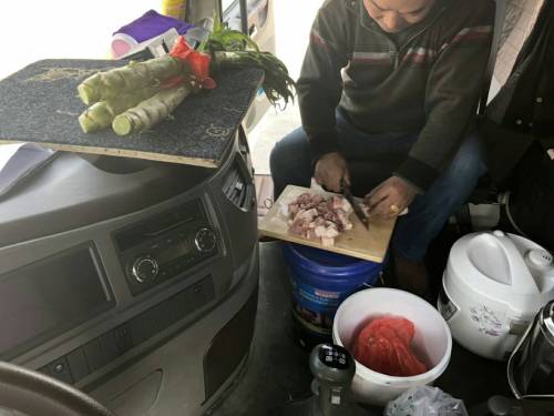 卡车上的厨房，一边开车，一边也能吃上热腾腾的饭菜。。。