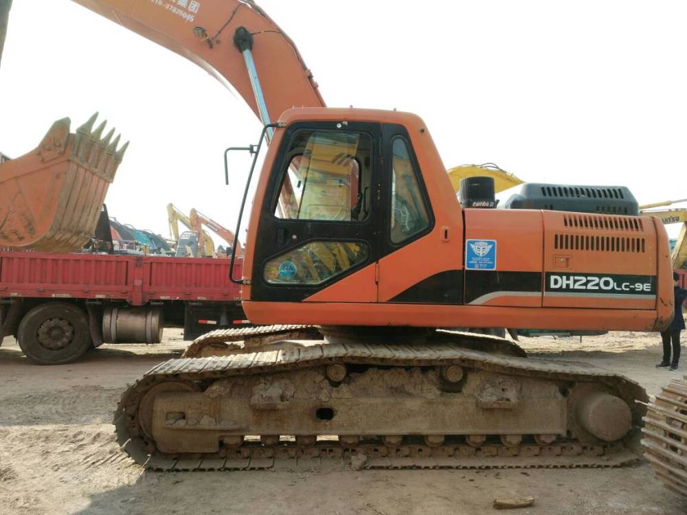 江苏苏州市32万元出售斗山中挖DH220挖掘机
