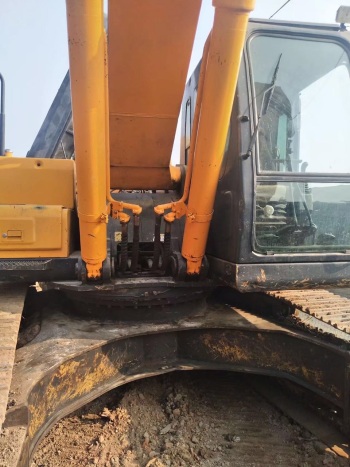 江蘇常州市42萬元出售現代中挖R225挖掘機