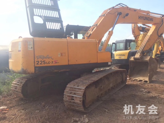 江苏常州市34万元出售现代中挖R225挖掘机