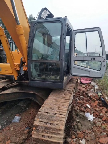 江蘇常州市34萬元出售現代中挖R225挖掘機