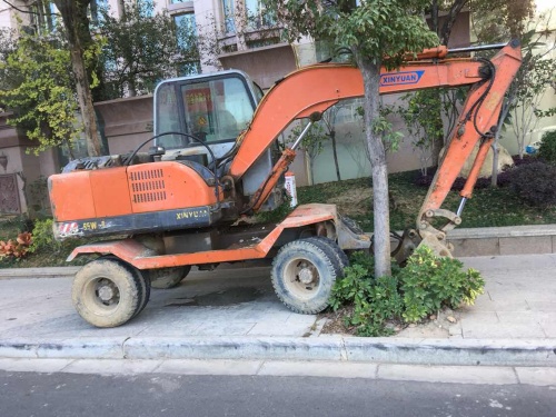 一台挖掘机在路边休息[偷笑]