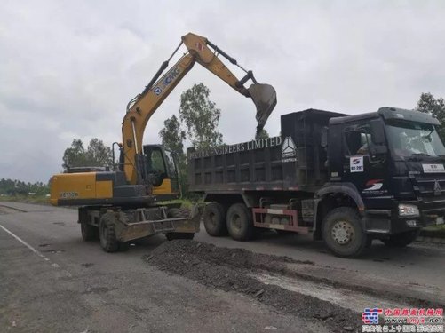 近日，在达卡-马洼高速公路路面修复工程建设中，徐工数十台XE