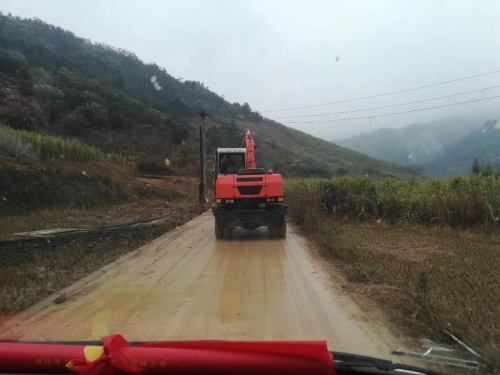 晋工蔗木拾装机走进社会主义新农村，在革命老区甘蔗基地举行现场