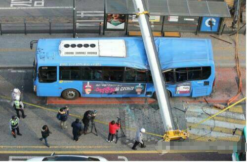 首尔一起重机起吊挖机时吊臂断裂砸中公交车 致1死15伤

据