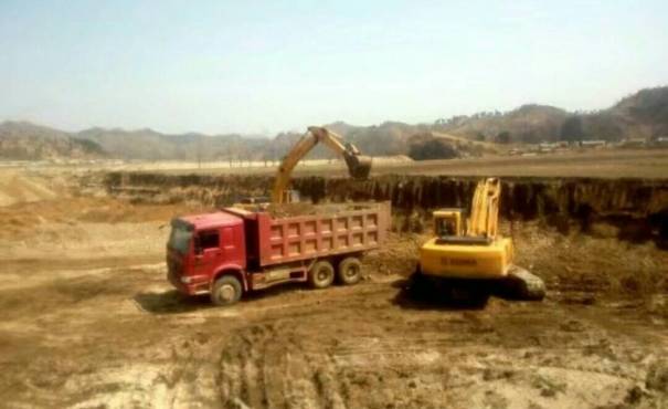 我在朝鲜挖了8个月沙金，8台挖掘机有5台都是厦工！