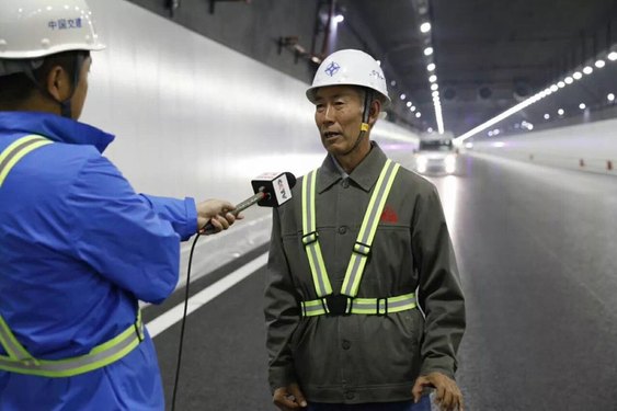 中央电视台记者张雷再赴港珠澳海底沉管隧道，为您探究优质路面究