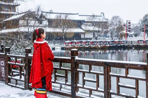 台儿庄古城雪夜风情