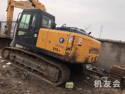江蘇常州市35萬元出售現代中挖R215挖掘機