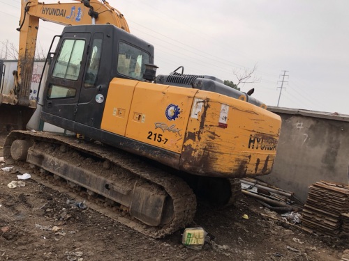 江苏常州市35万元出售现代中挖R215挖掘机