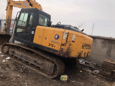 江蘇常州市35萬元出售現代中挖R215挖掘機