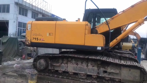 江蘇常州市36萬元出售現代中挖R215挖掘機