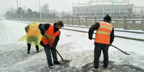 为风雪中默默奉献的同志们点赞！