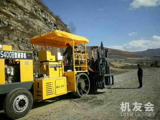 内蒙古通辽市出租多锤头破碎机水泥路面破碎机租赁施工内蒙热线-13805349761.水泥路面破碎机租赁许经理-13805349761破碎镐