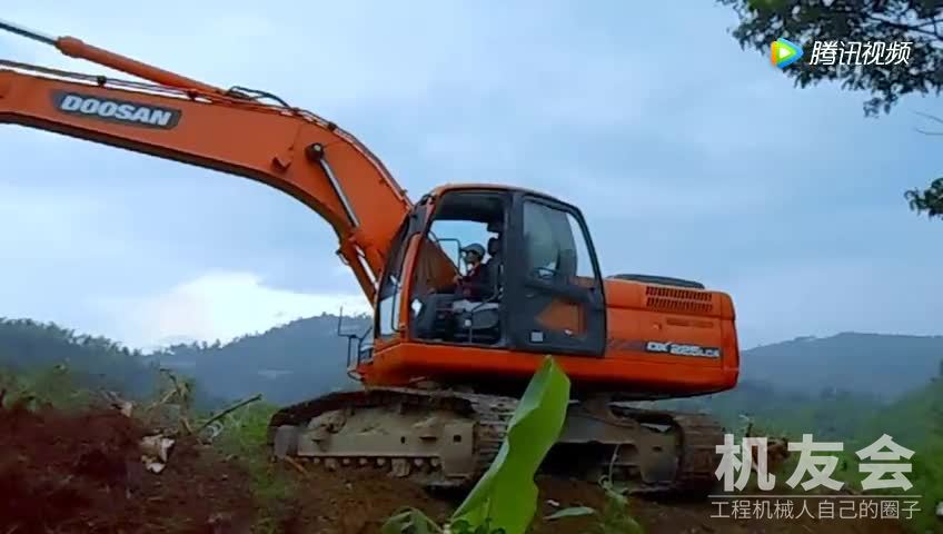 这个美女了不起，挖掘机操作技术高超，工资不高！