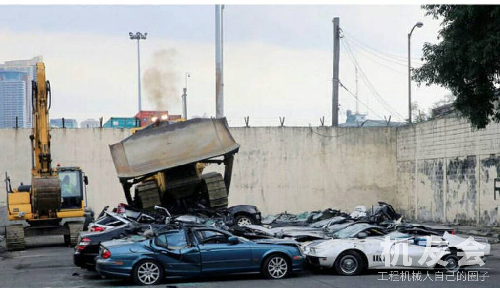 菲律宾出“狠招”，为打击走私名车，下令用推土机碾压