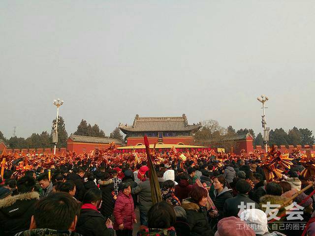 厉害了淮阳太昊陵！香火太旺，景区动用铲车清理香灰