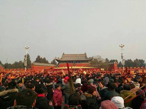 厉害了淮阳太昊陵！香火太旺，景区动用铲车清理香灰