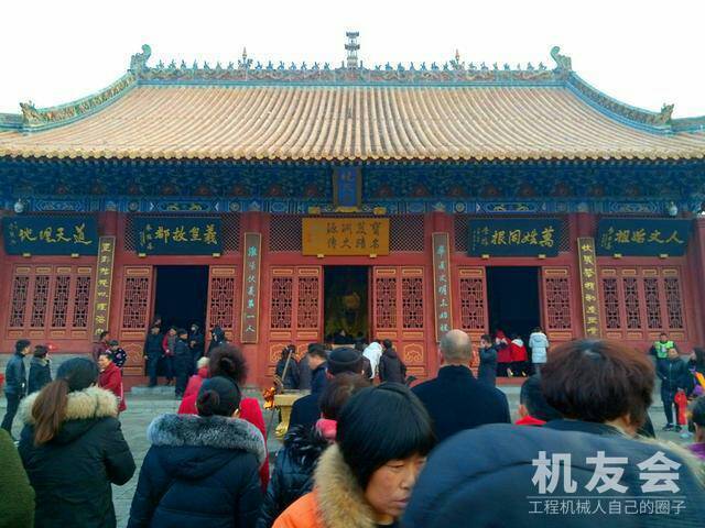 厉害了淮阳太昊陵！香火太旺，景区动用铲车清理香灰