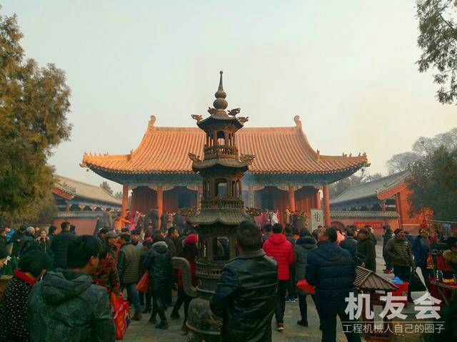 厉害了淮阳太昊陵！香火太旺，景区动用铲车清理香灰