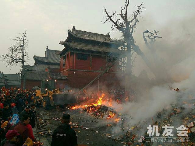 厉害了淮阳太昊陵！香火太旺，景区动用铲车清理香灰