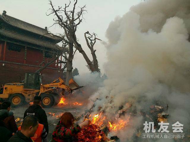 厉害了淮阳太昊陵！香火太旺，景区动用铲车清理香灰