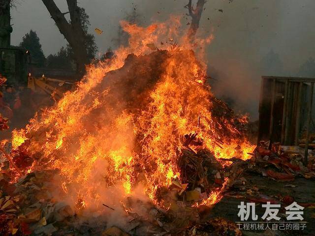 厉害了淮阳太昊陵！香火太旺，景区动用铲车清理香灰