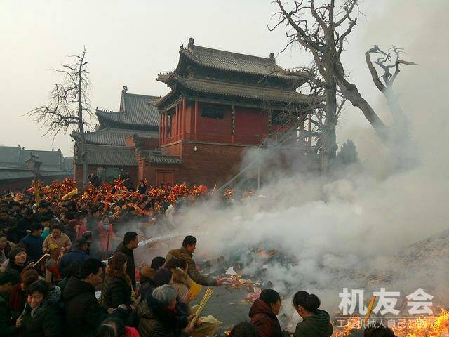 厉害了淮阳太昊陵！香火太旺，景区动用铲车清理香灰