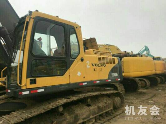 甘肃平凉市34万元出售沃尔沃中挖EC240挖掘机