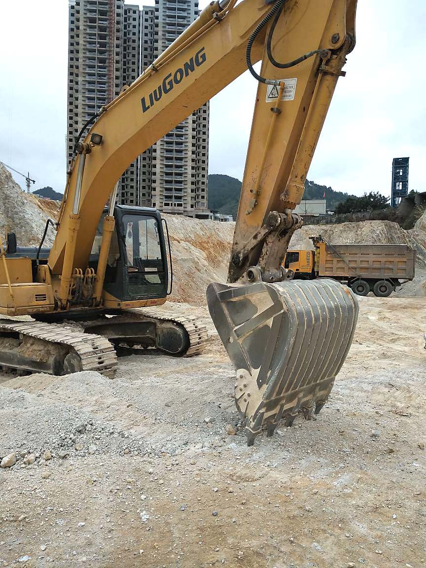 贵州黔南25.3万元出售柳工中挖柳工225C挖掘机