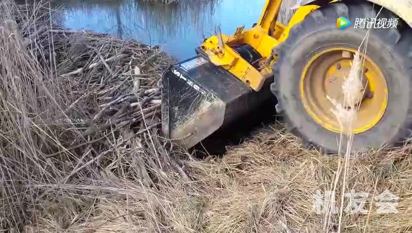 实拍推土机挖开河筑建的大坝，瞬间河水止不住！