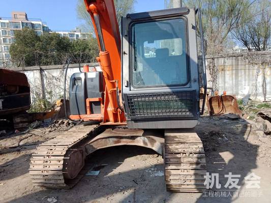江苏苏州市12万元出售日立小挖ZX70挖掘机