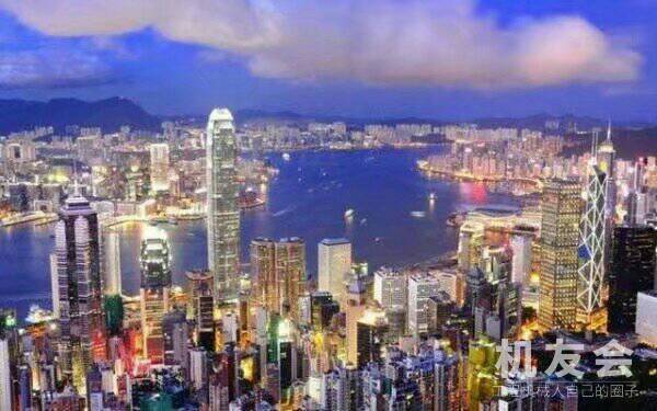 香港全境由香港岛、九龙半岛和新界三大区域组成，在二战以后香港的经济飞速发展，有“亚洲四小龙”的美誉。香港占地总面积有1106.34平方公里，可总人口却约有740