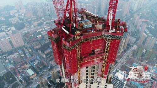 看“空中造楼机”如何建造第一高楼！厉害了，中国建筑！