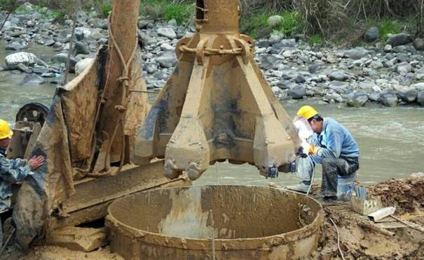 摄影纪实：三峡翻坝江北高速公路，钻孔桩施工，工人焊接钻头！