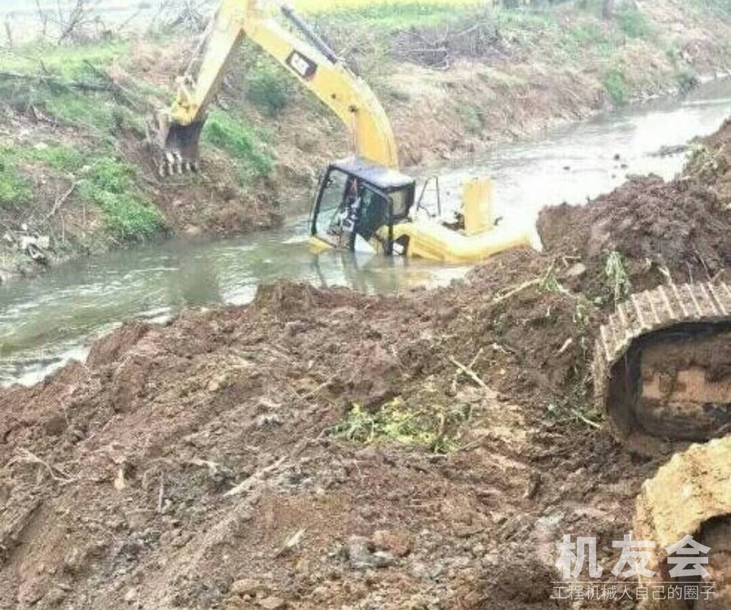 蛋碎了，刚按揭的卡特20吨挖机掉水沟里，花1万2请吊车救援……