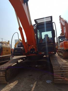 江苏苏州市40万元出售日立中挖ZX240挖掘机